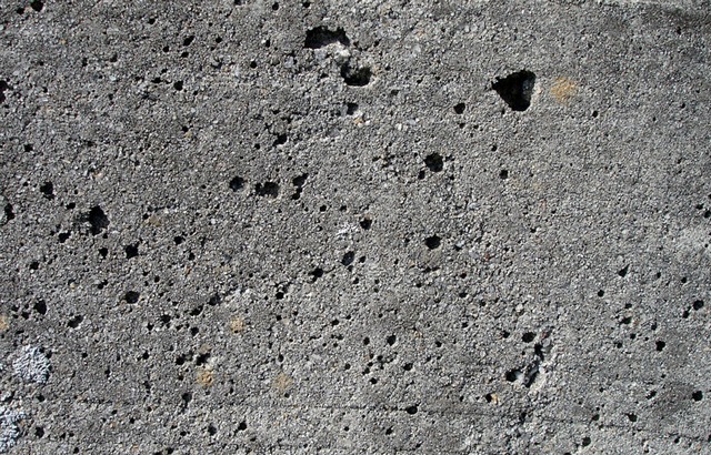 Бетон centerbeton msk. Каверны в бетоне. Раковины и каверны в бетоне. Каверны на поверхности бетона. Поры в бетоне.